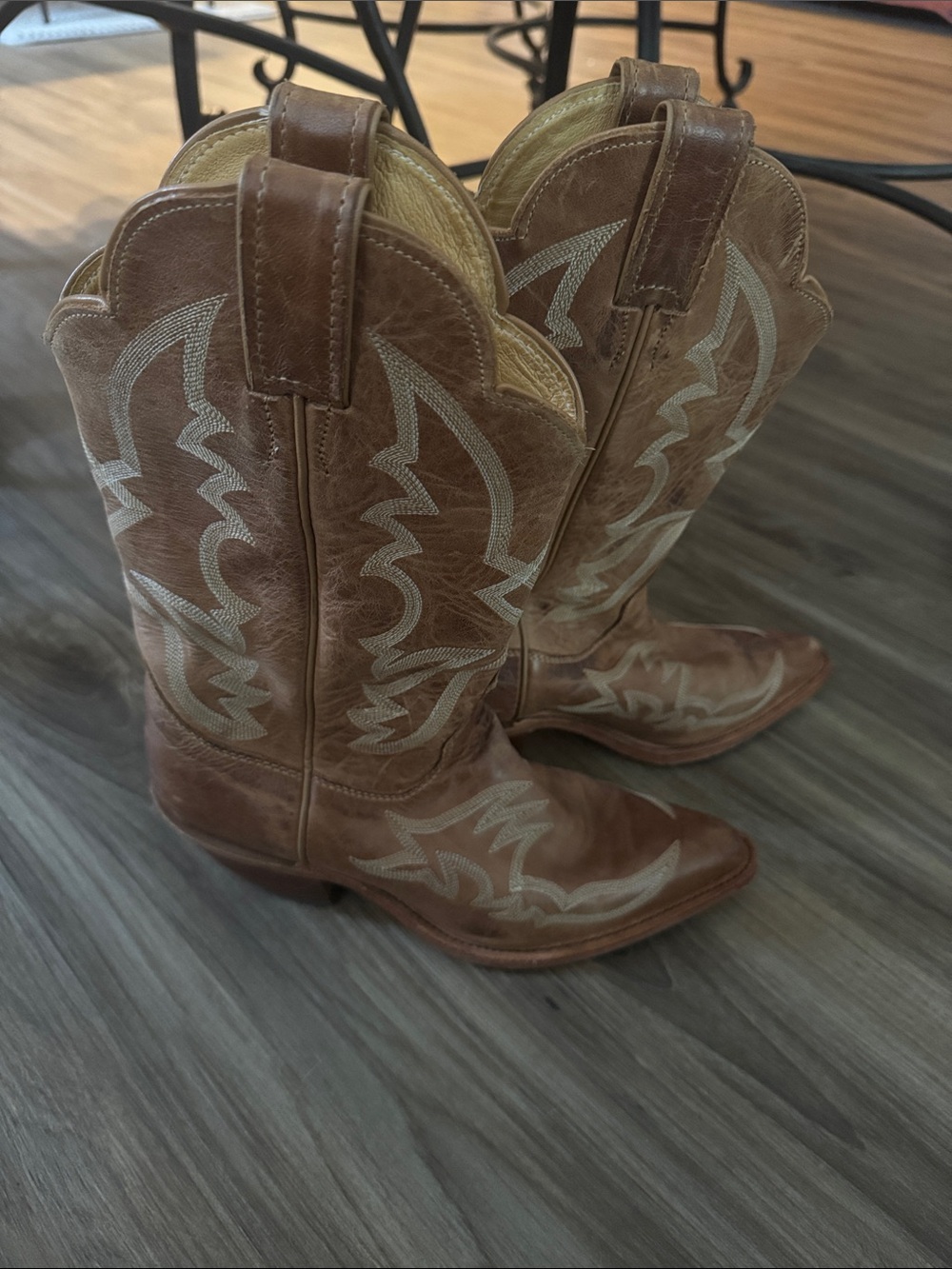 Justin Boots Tan Leather Western Cowboy Boots with White Stitching Sz 8.5 in EUC